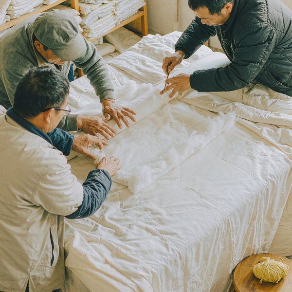 四人合力手工拉丝